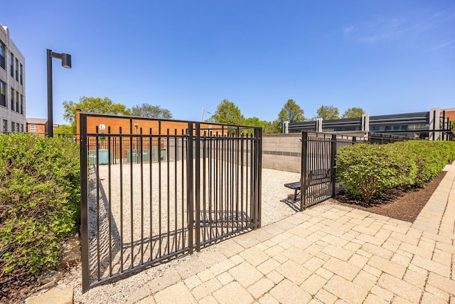 1000 W 15th St Unit 116, Chicago, IL 60608 - gate with fence