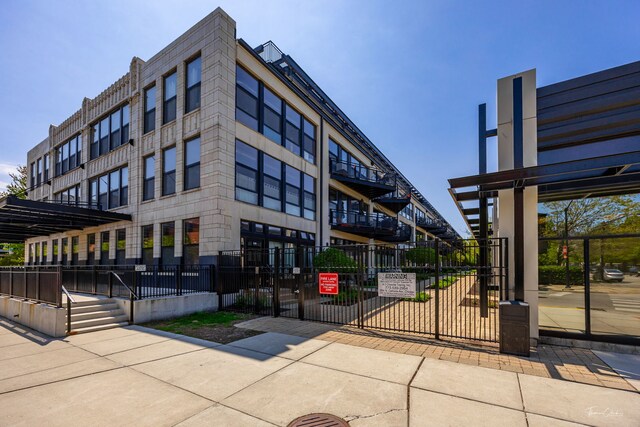 1000 W 15th St Unit 116, Chicago, IL 60608 - view of property featuring fence