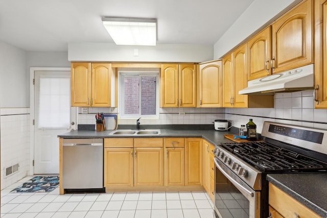 kitchen featuring sink, light tile patterned floors, stainless steel appliances, and backsplash