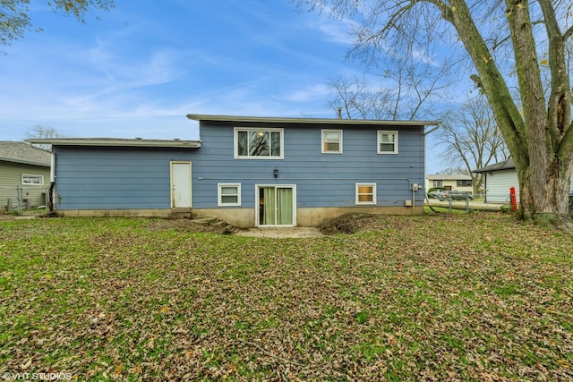 back of house featuring a lawn