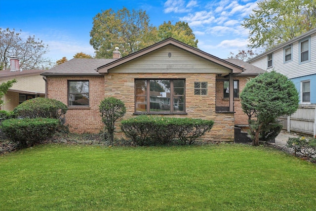 view of front of property featuring a front lawn