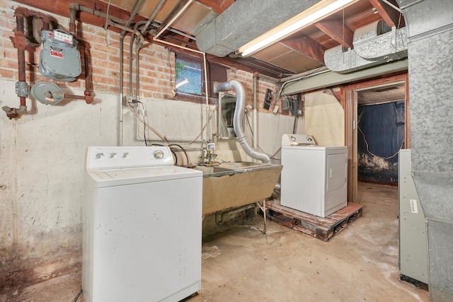 laundry area featuring sink and independent washer and dryer