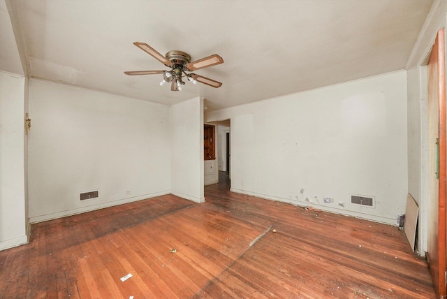 unfurnished room featuring dark wood-type flooring and ceiling fan