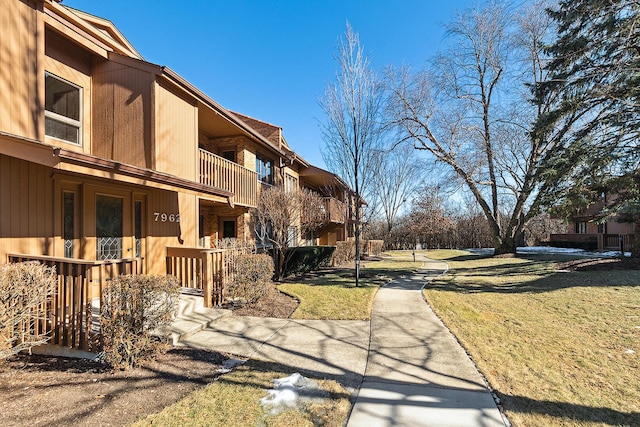 view of property's community featuring a yard