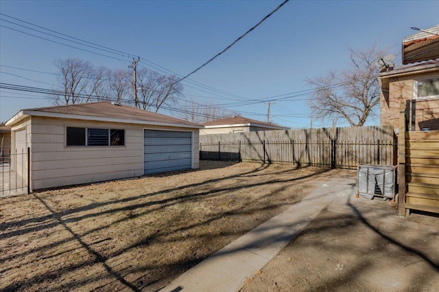 view of yard featuring an outbuilding