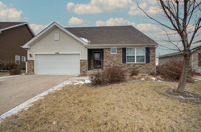 view of front of house featuring a garage and a front yard