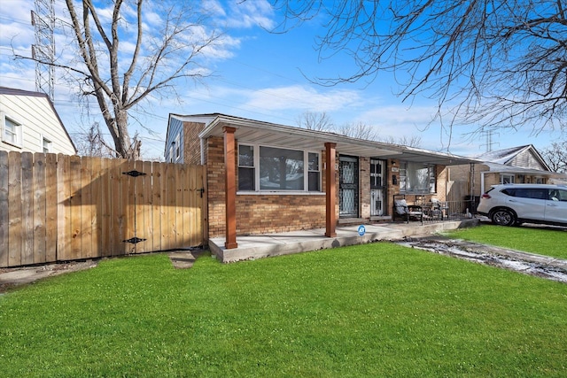 view of front of house featuring a patio area and a front yard