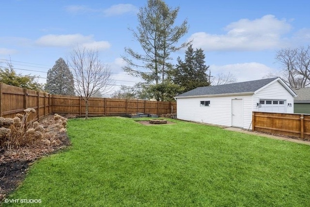 view of yard featuring an outdoor structure