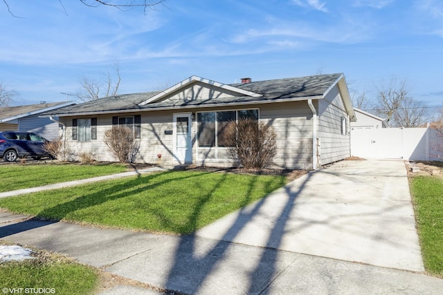 view of front of property featuring a front yard