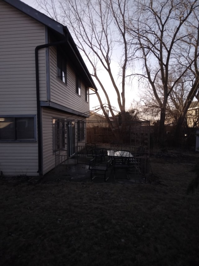 view of yard at dusk