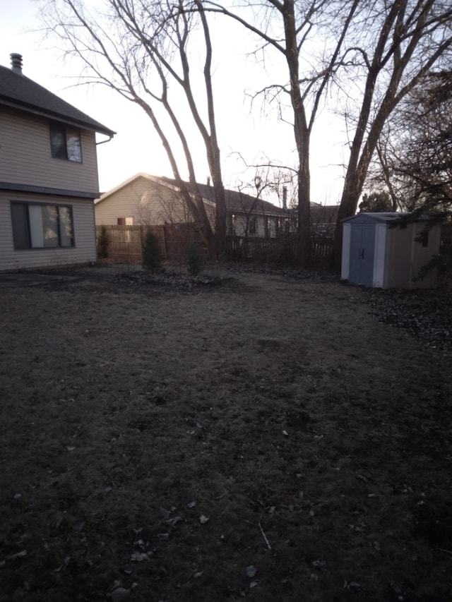 view of yard featuring a storage shed