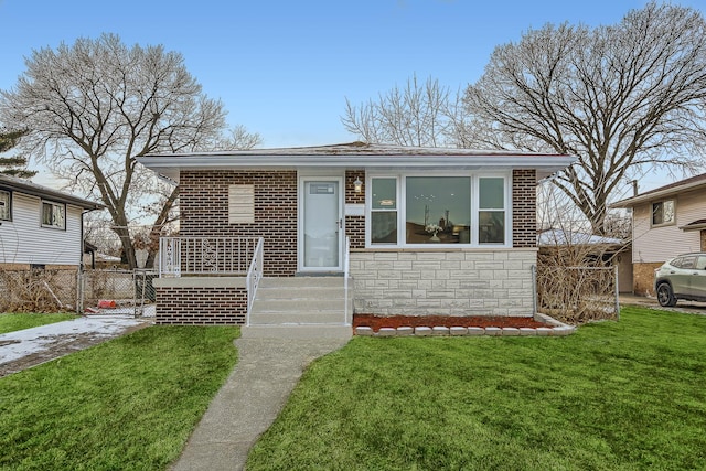 view of front of property featuring a front lawn