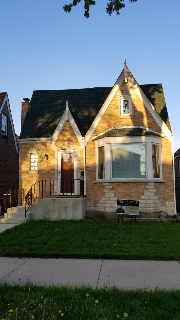 view of front of property featuring a front yard