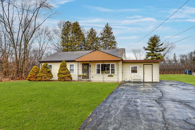 ranch-style house featuring a front lawn