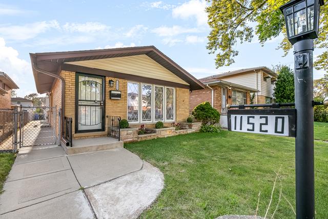 view of front facade featuring a front lawn