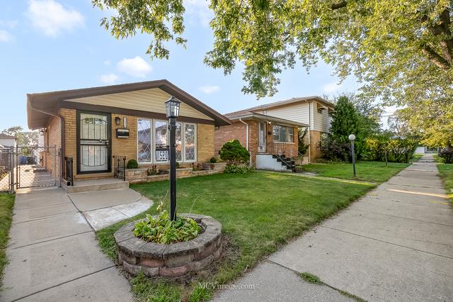 view of front of property with a front yard