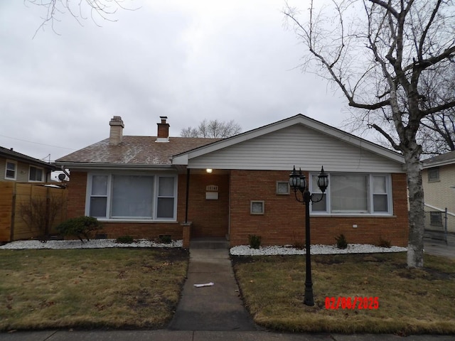 view of front of property with a front yard