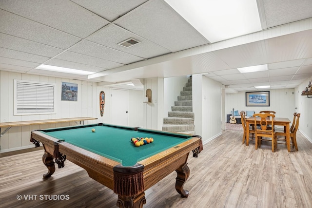 playroom featuring a paneled ceiling, light wood-type flooring, visible vents, and baseboards