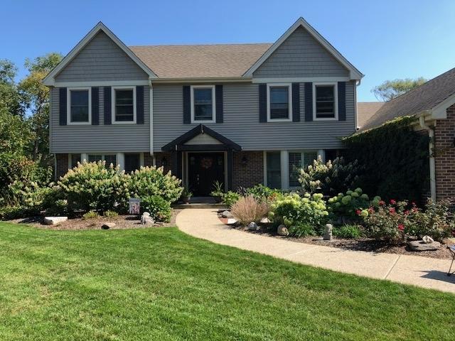 view of front of house featuring a front lawn and brick siding