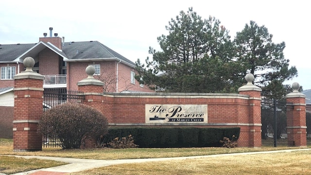 community sign featuring a lawn