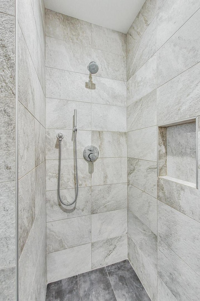 bathroom featuring a tile shower