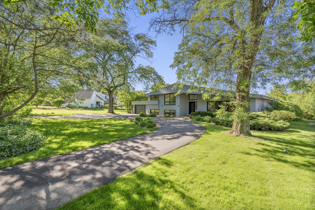 view of front of home featuring a front lawn