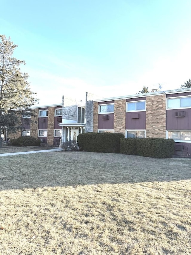 view of property's community featuring a yard