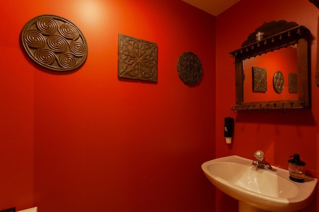 bathroom featuring sink