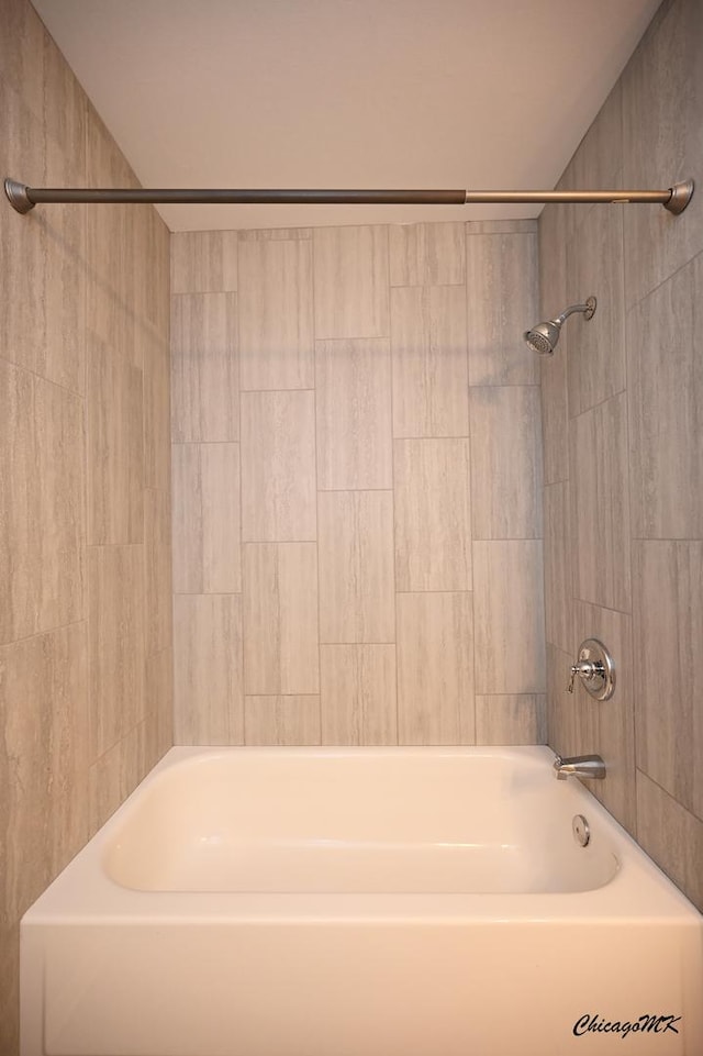 bathroom featuring tiled shower / bath combo