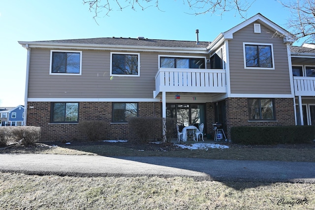 view of front of property featuring a balcony