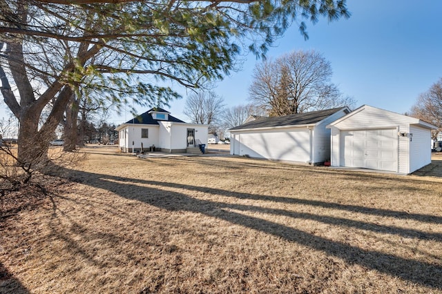 view of yard featuring a garage and an outdoor structure