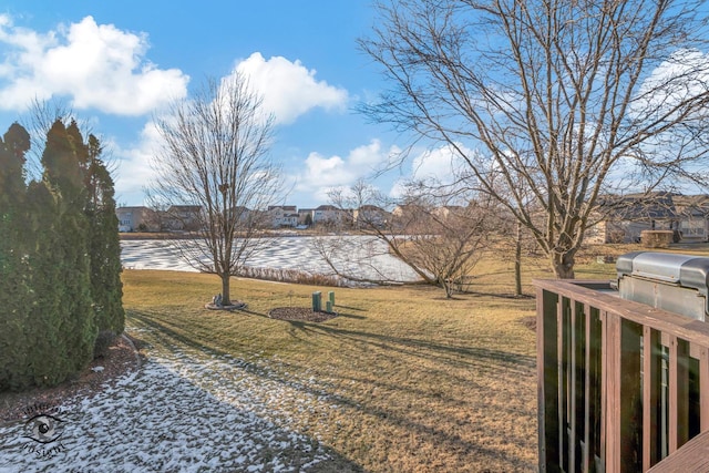 view of yard featuring a water view