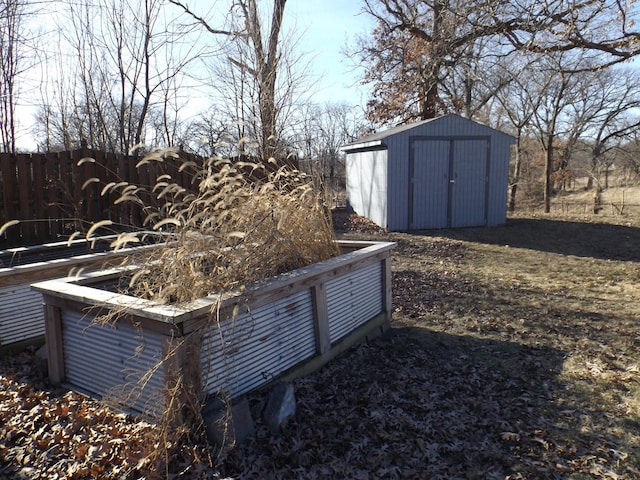 view of yard featuring a shed