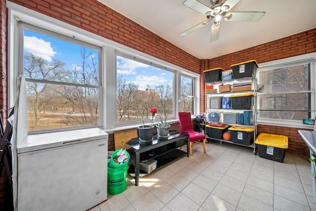 sunroom with ceiling fan