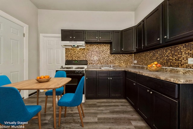 kitchen featuring sink, backsplash, range with gas stovetop, and dark hardwood / wood-style flooring