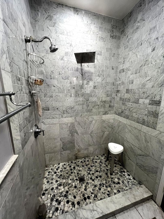 bathroom featuring tiled shower