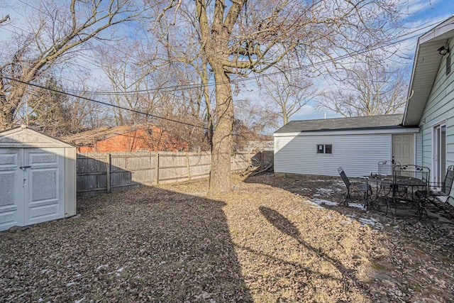 view of yard featuring a storage shed