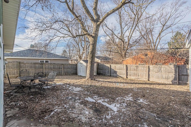 view of yard featuring a storage unit