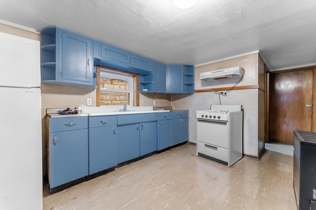 kitchen featuring blue cabinets, sink, white appliances, light hardwood / wood-style floors, and a textured ceiling