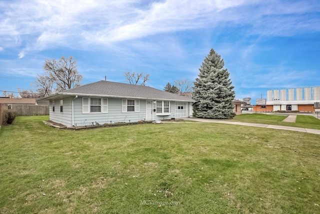 view of front of property featuring a front yard