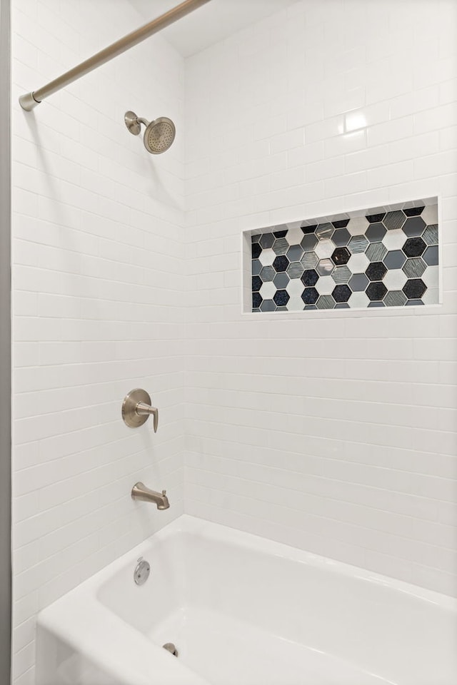 bathroom featuring tiled shower / bath combo