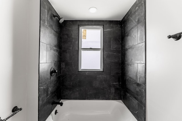 bathroom featuring tiled shower / bath combo