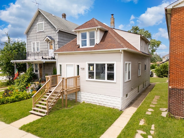 view of front of home with a front lawn