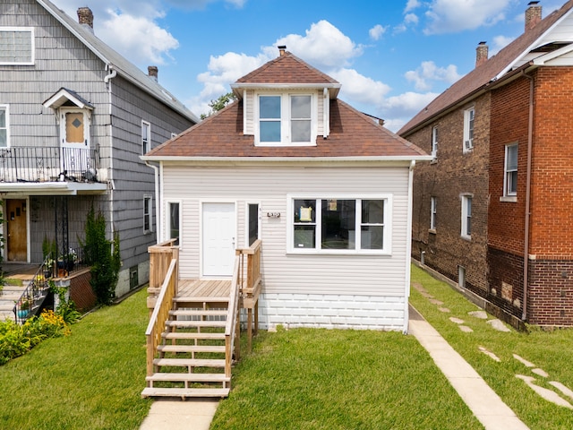 view of front facade with a front yard