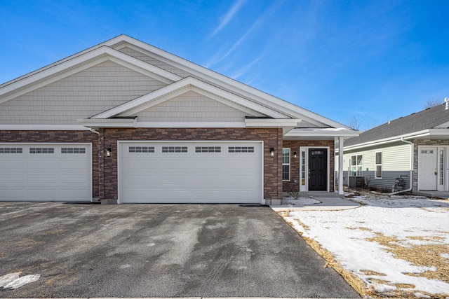 view of front facade featuring a garage