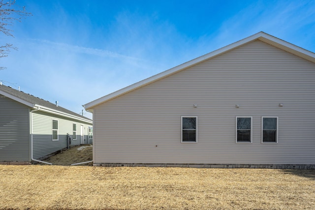 view of side of property featuring a lawn