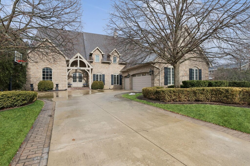 view of front facade featuring a garage