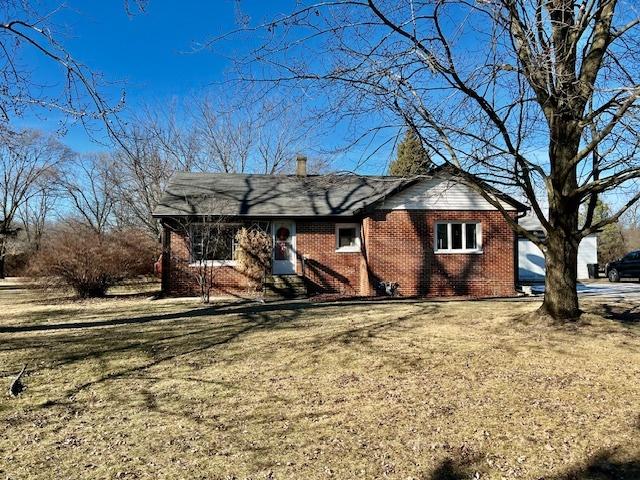 view of front of house featuring a front lawn