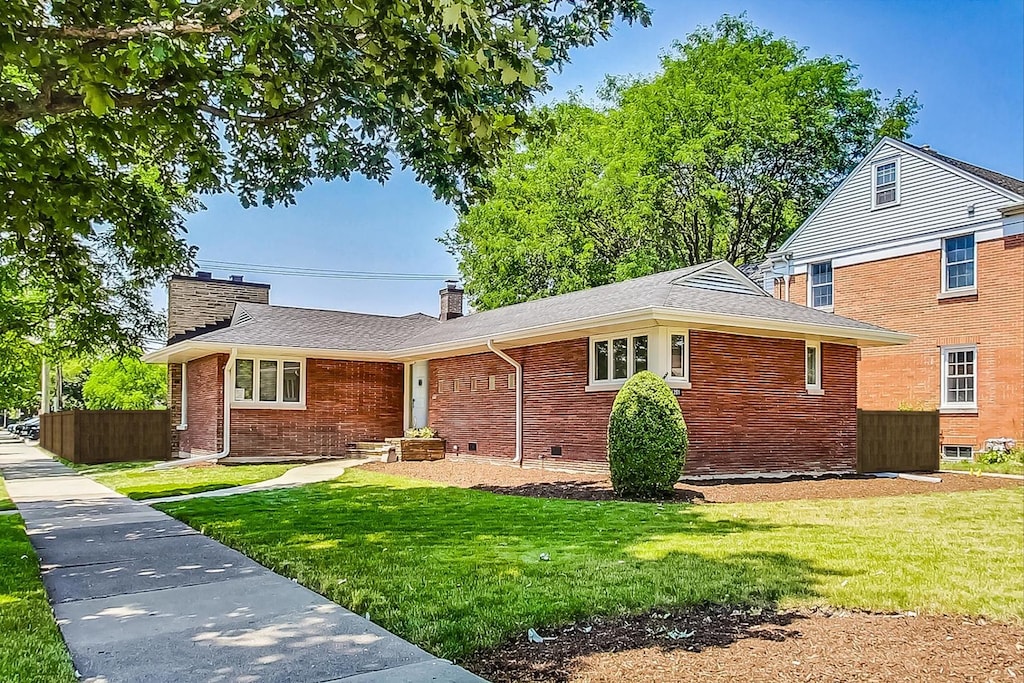 view of front of house with a front yard