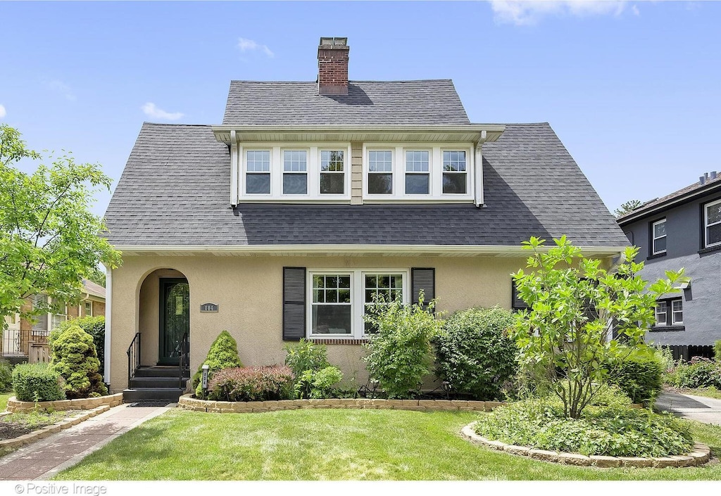 view of front of house with a front yard